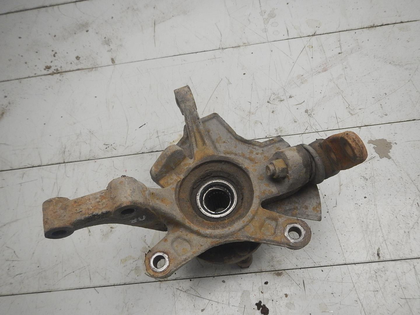 Кулак поворотный передний правый