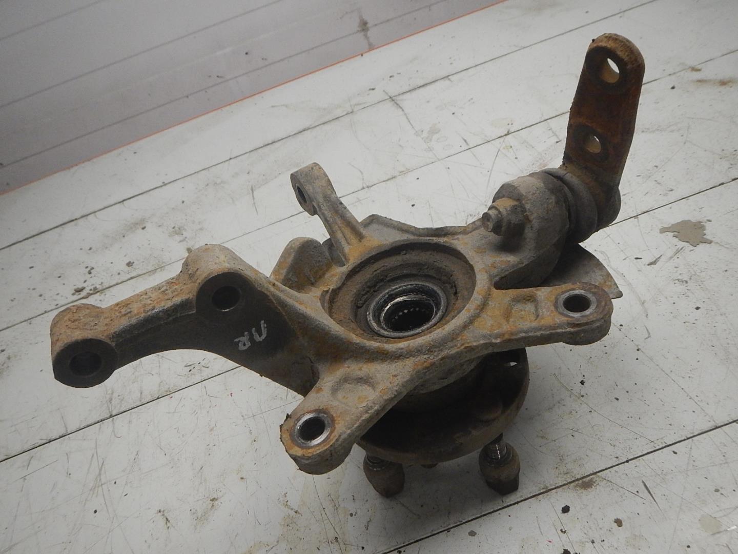 Кулак поворотный передний правый