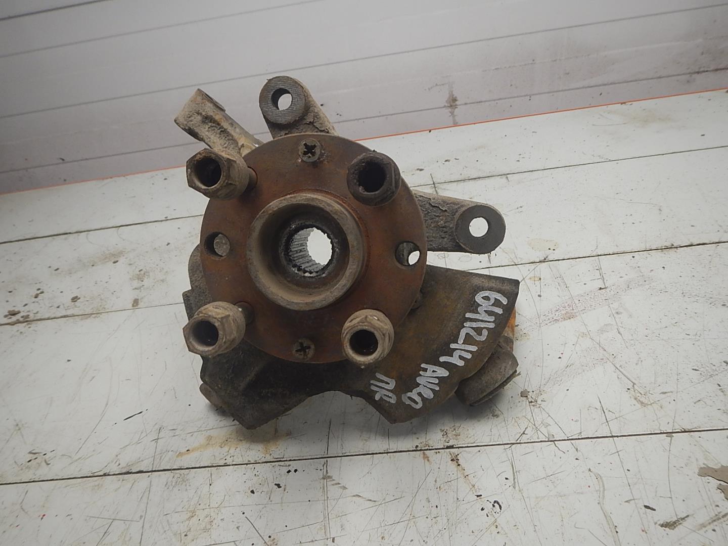 Кулак поворотный передний правый