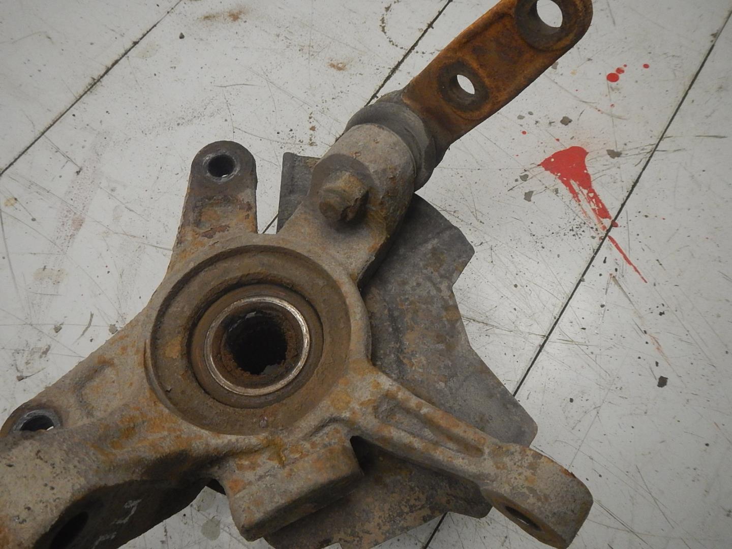 Кулак поворотный передний левый