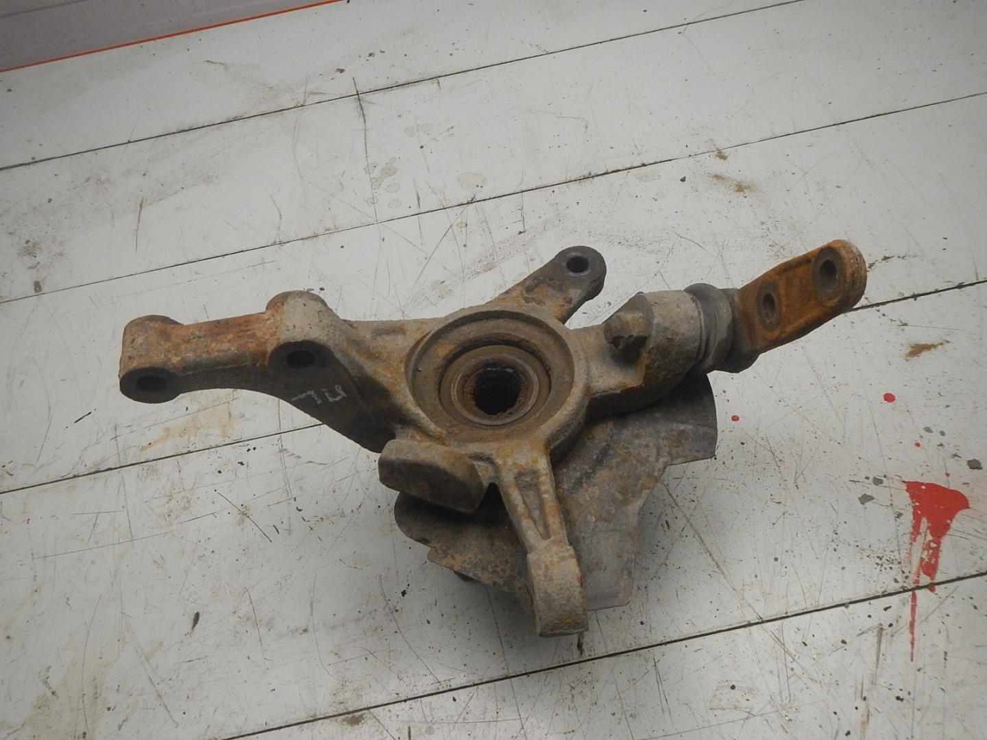 Кулак поворотный передний левый