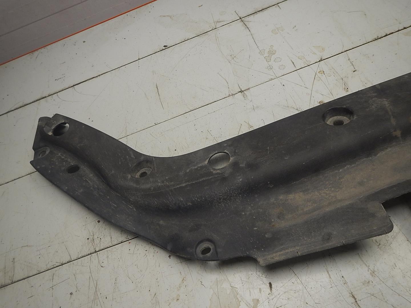 Кожух замка капота