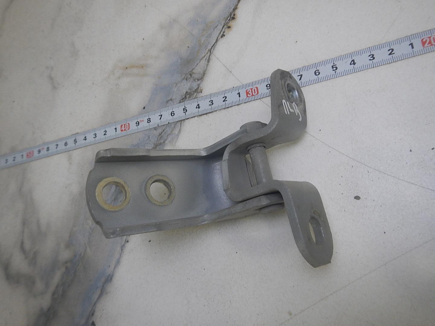 Петля двери передней левой верхняя