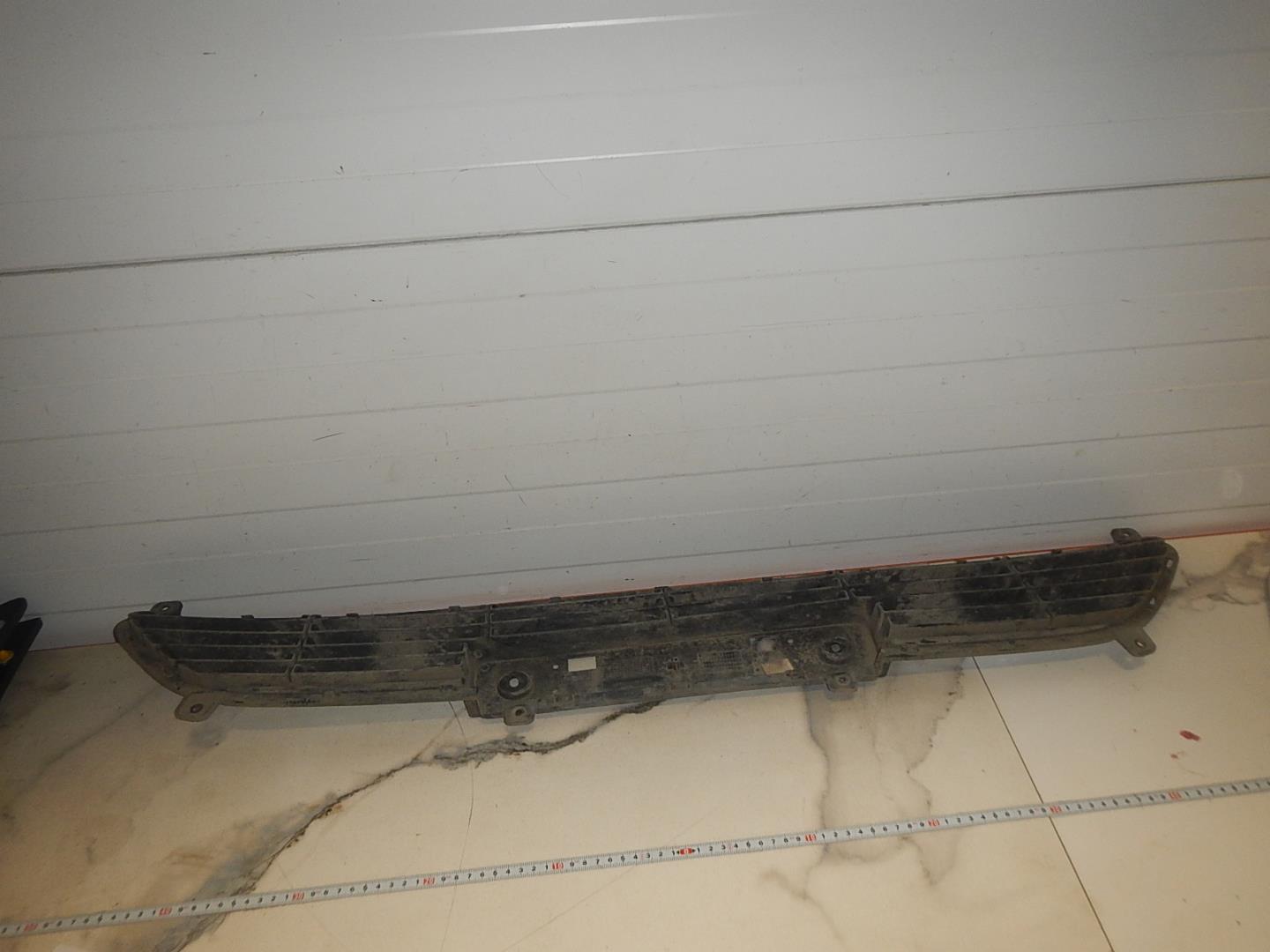 Решетка в бампер центральная