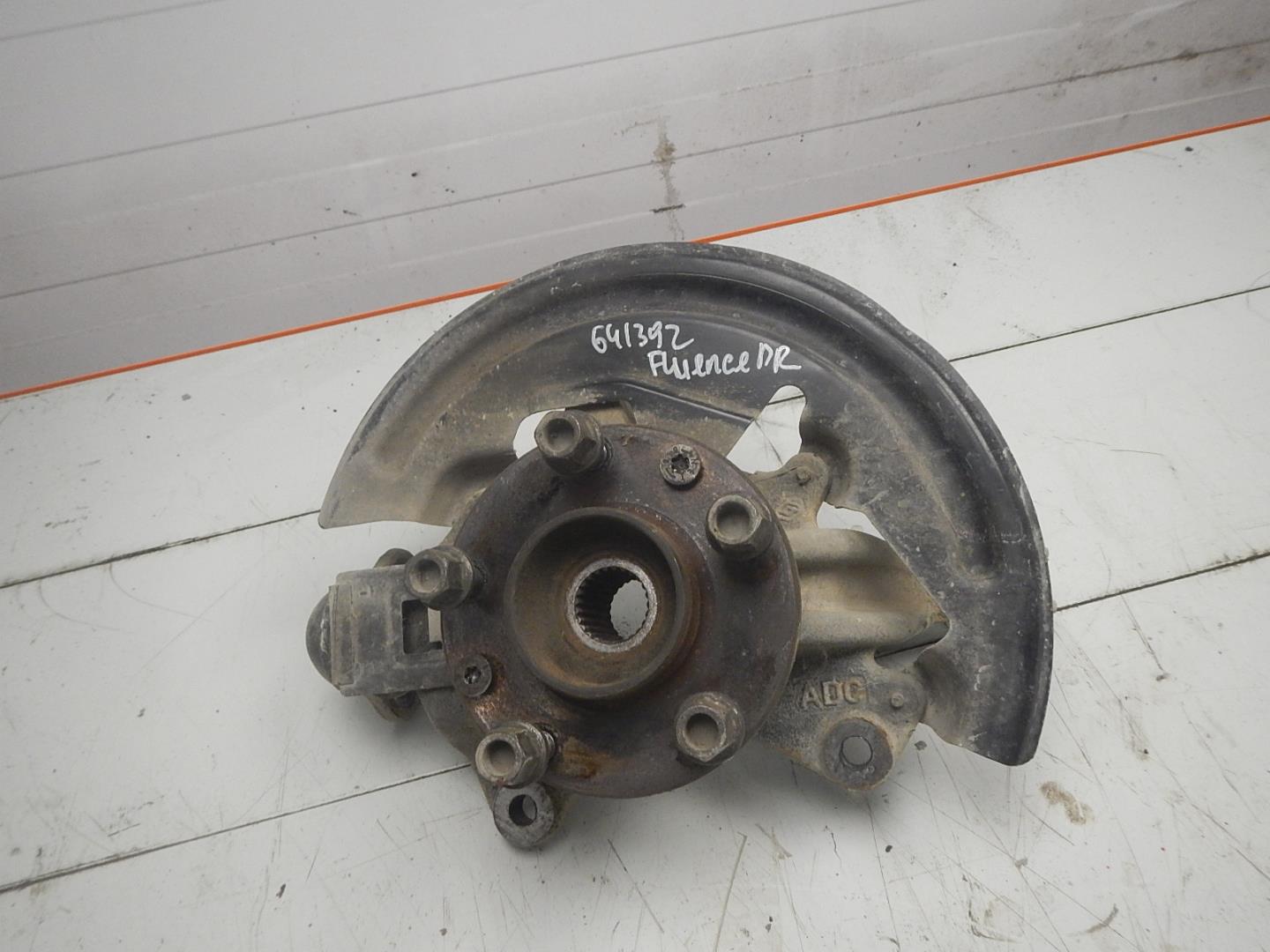 Кулак поворотный передний правый