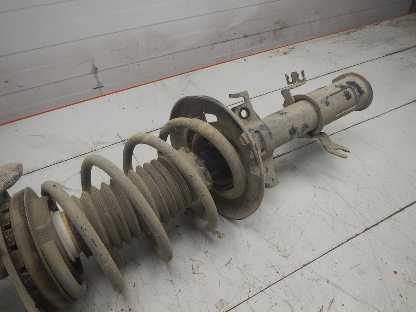 Амортизатор передний правый