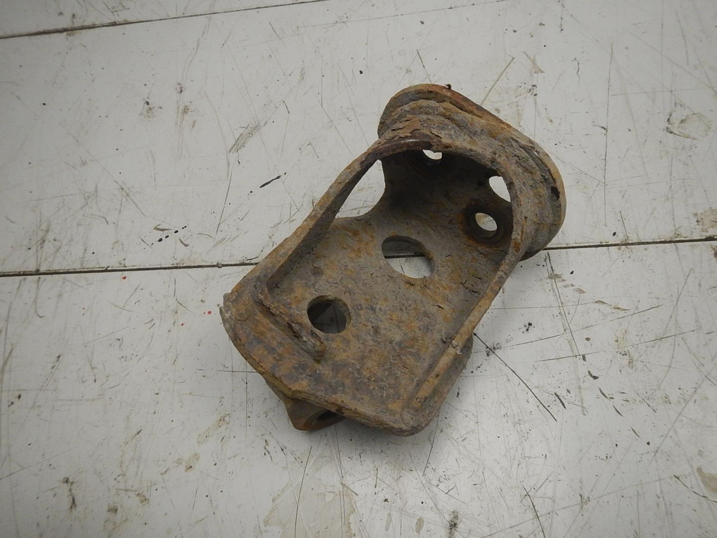 Кронштейн амортизатора правый