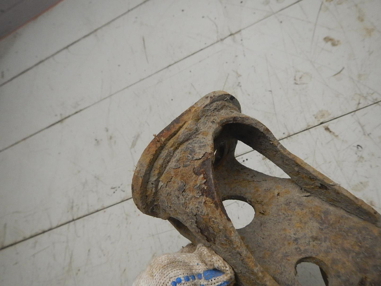 Кронштейн амортизатора правый