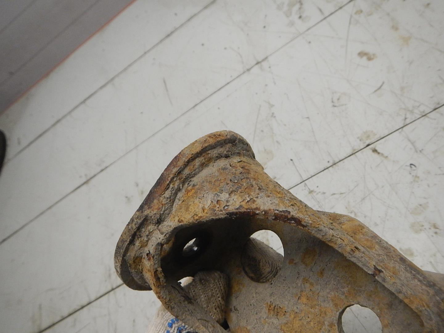 Кронштейн амортизатора левый