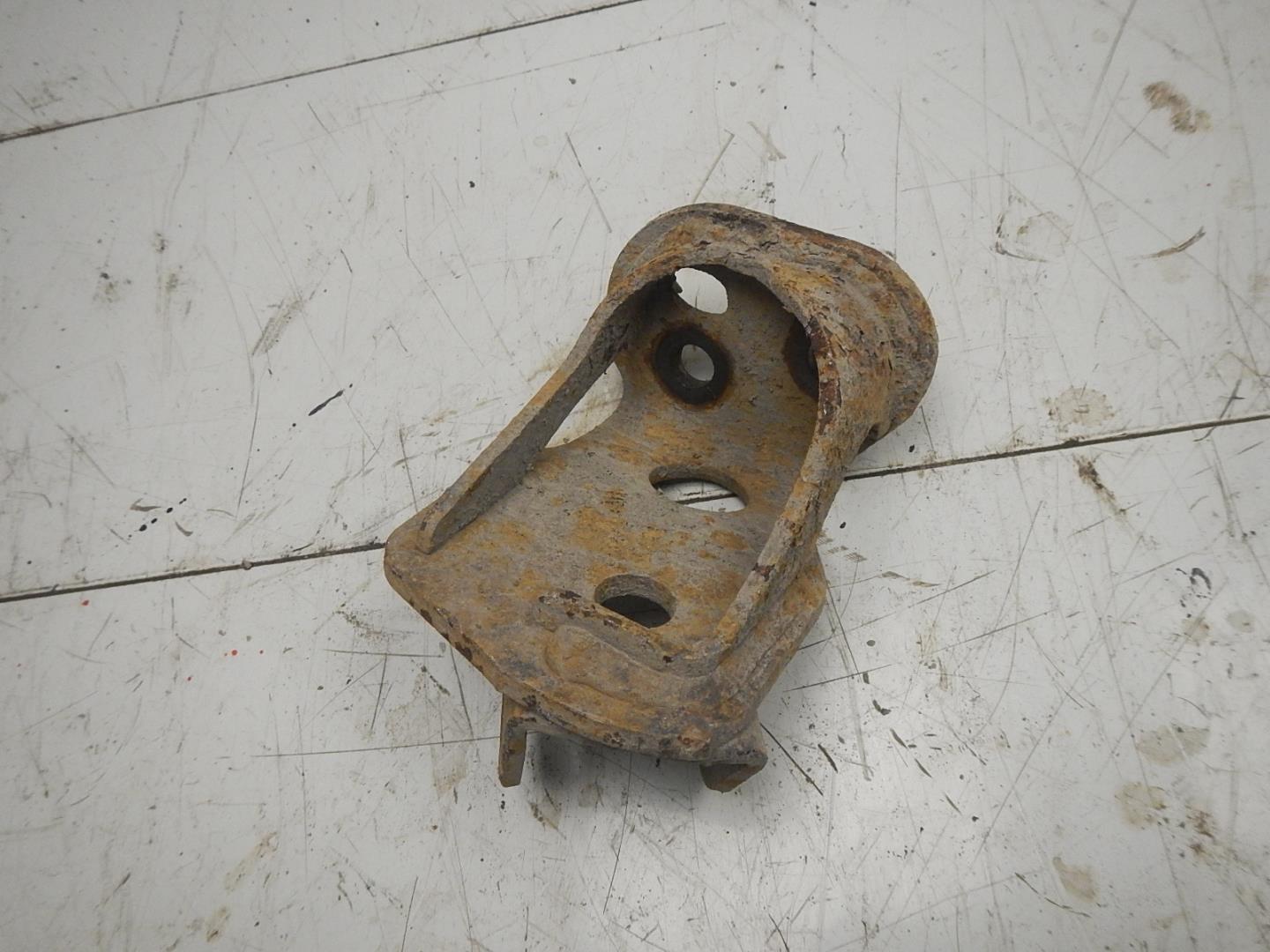 Кронштейн амортизатора левый