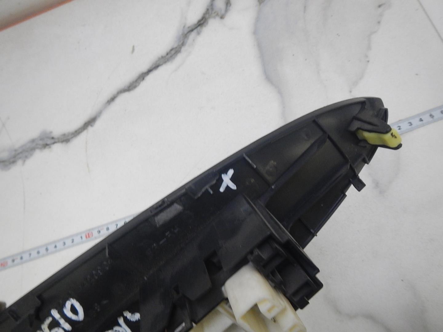 Кнопка стеклоподъемника