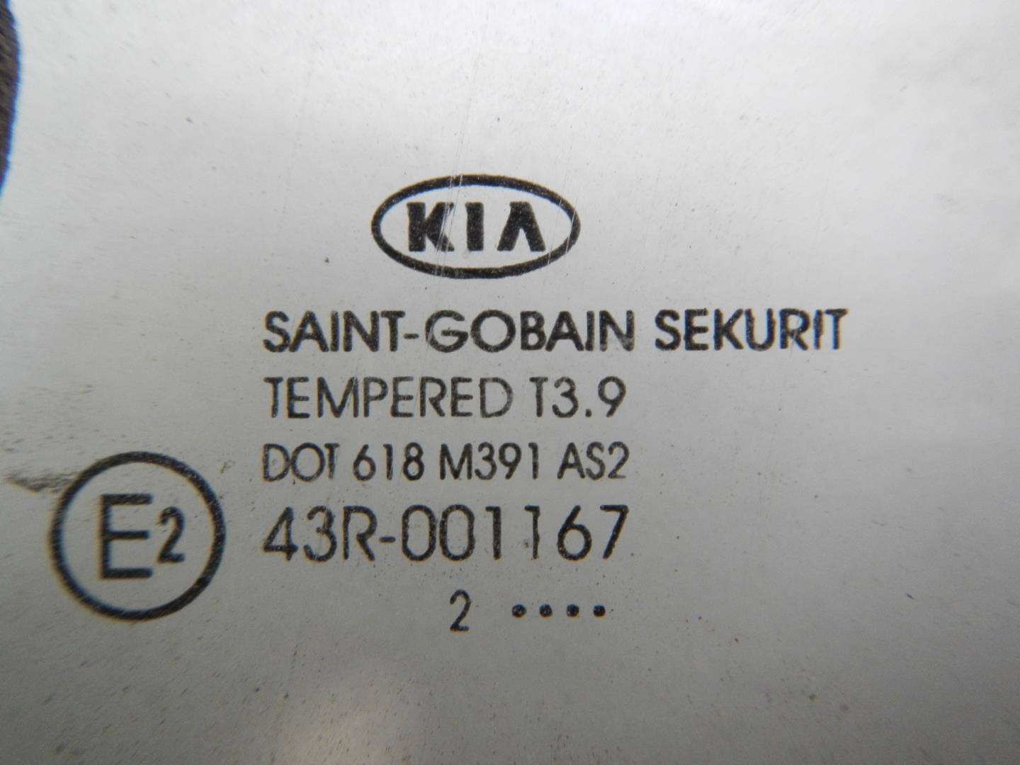 Стекло двери передней левой