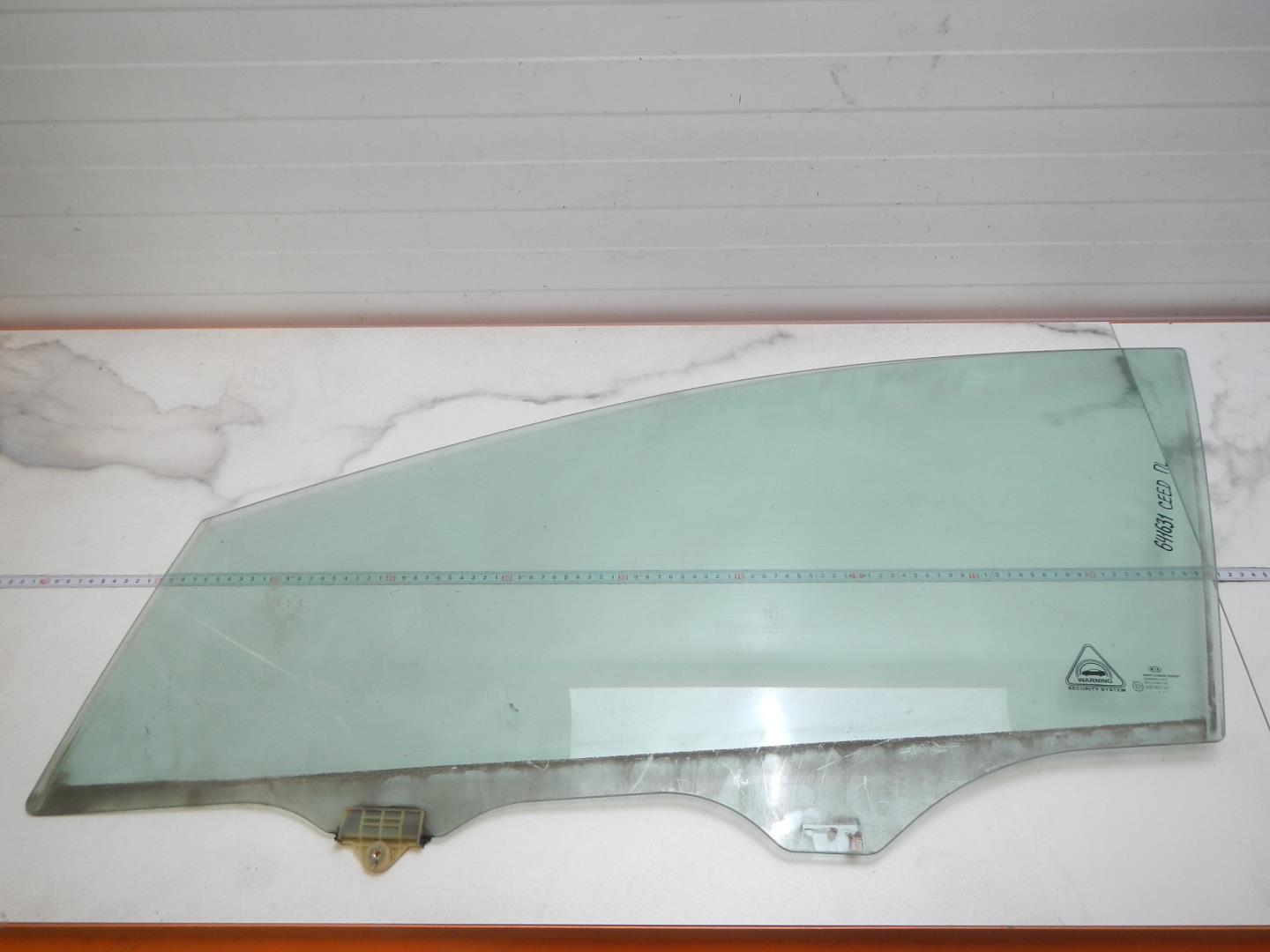 Стекло двери передней левой