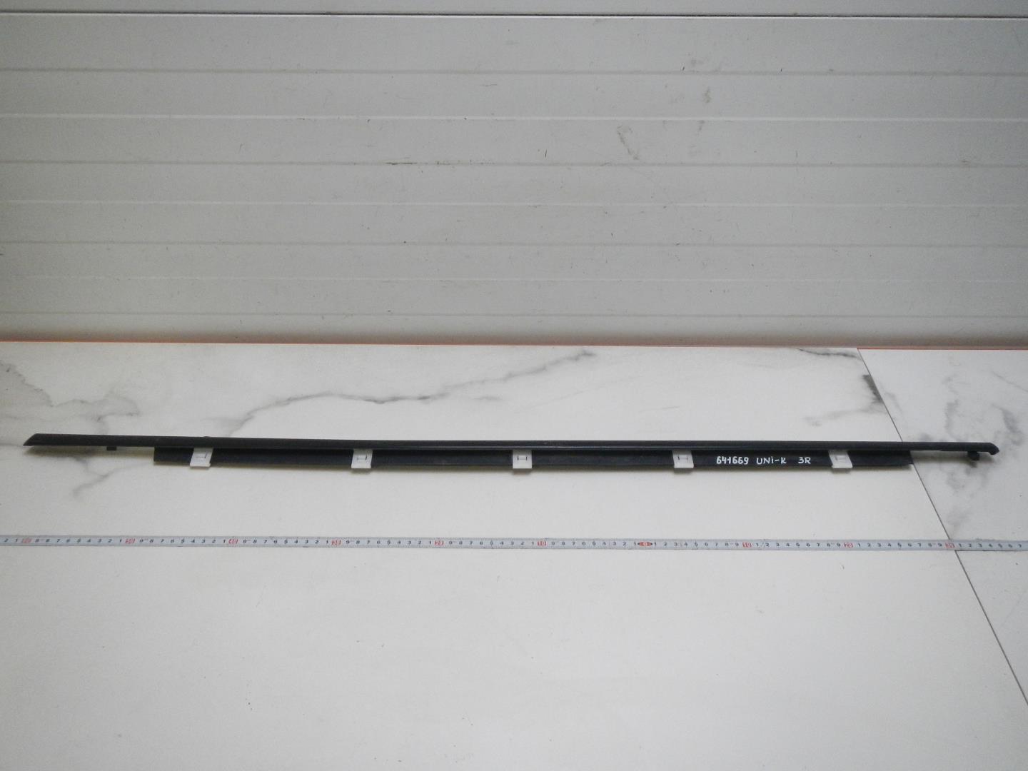 Молдинг задней правой двери