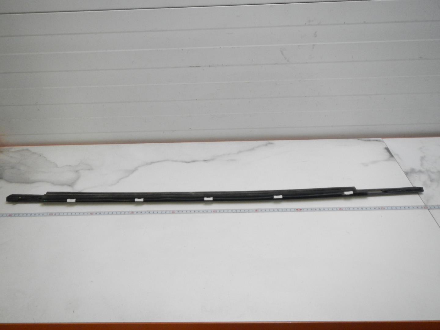 Молдинг задней правой двери