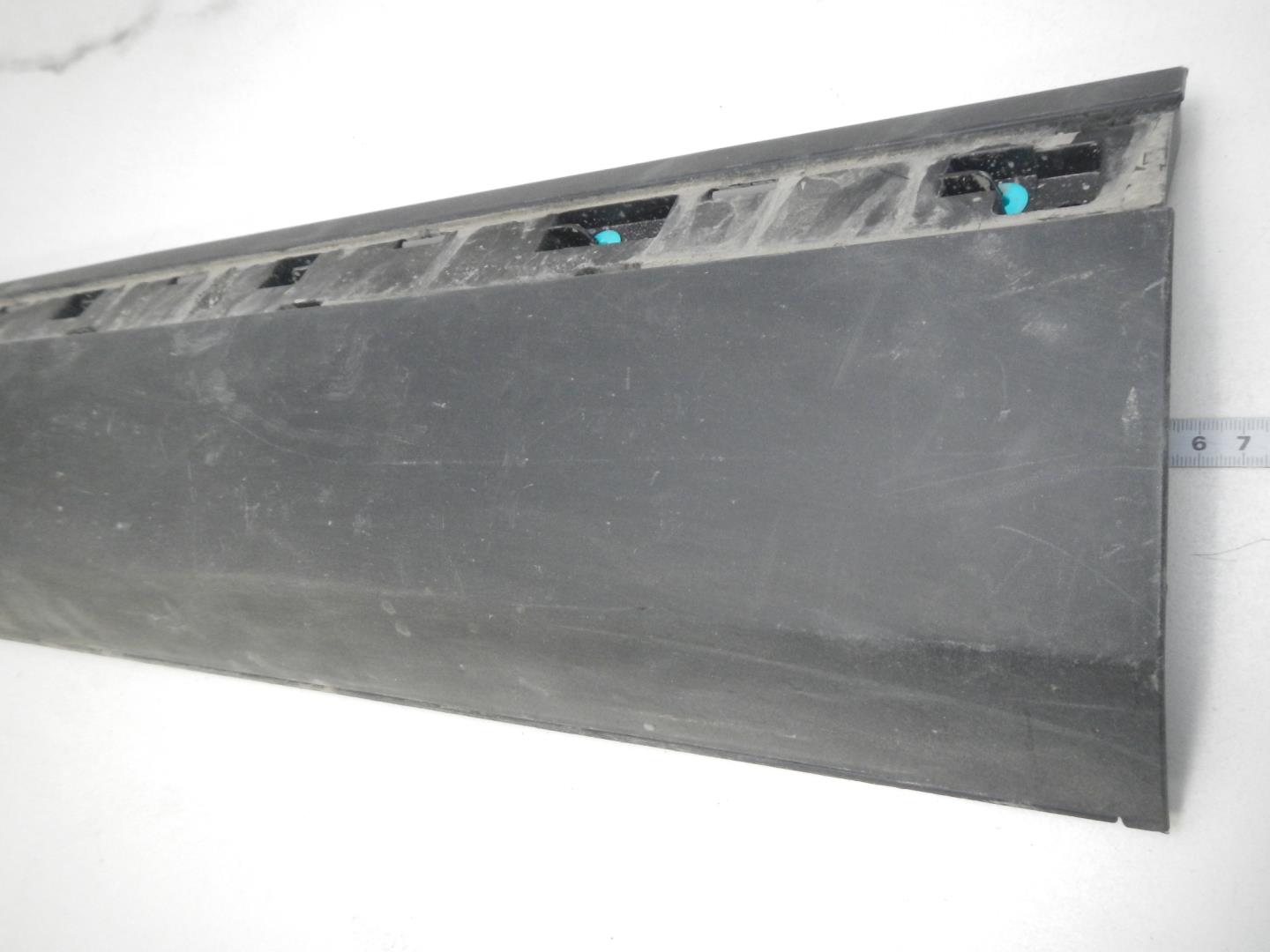 Молдинг передней левой двери