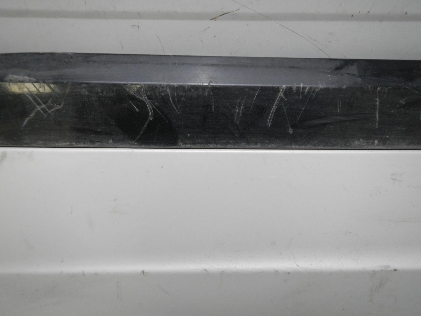 Молдинг задней правой двери