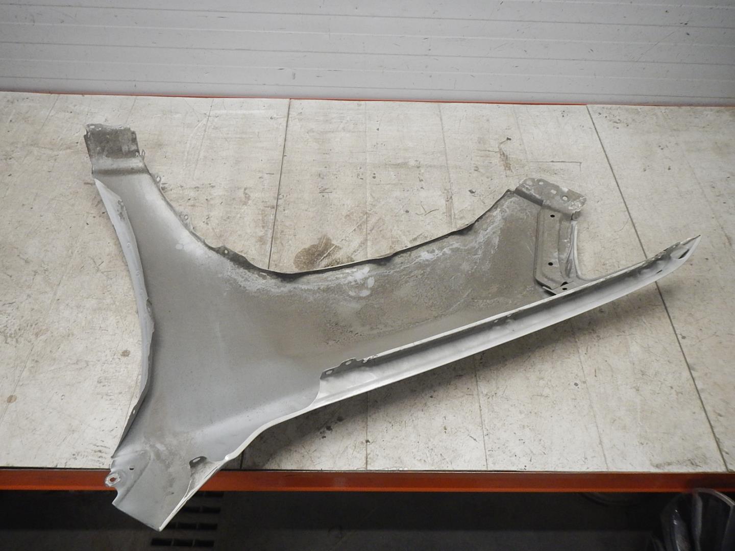 Крыло переднее правое