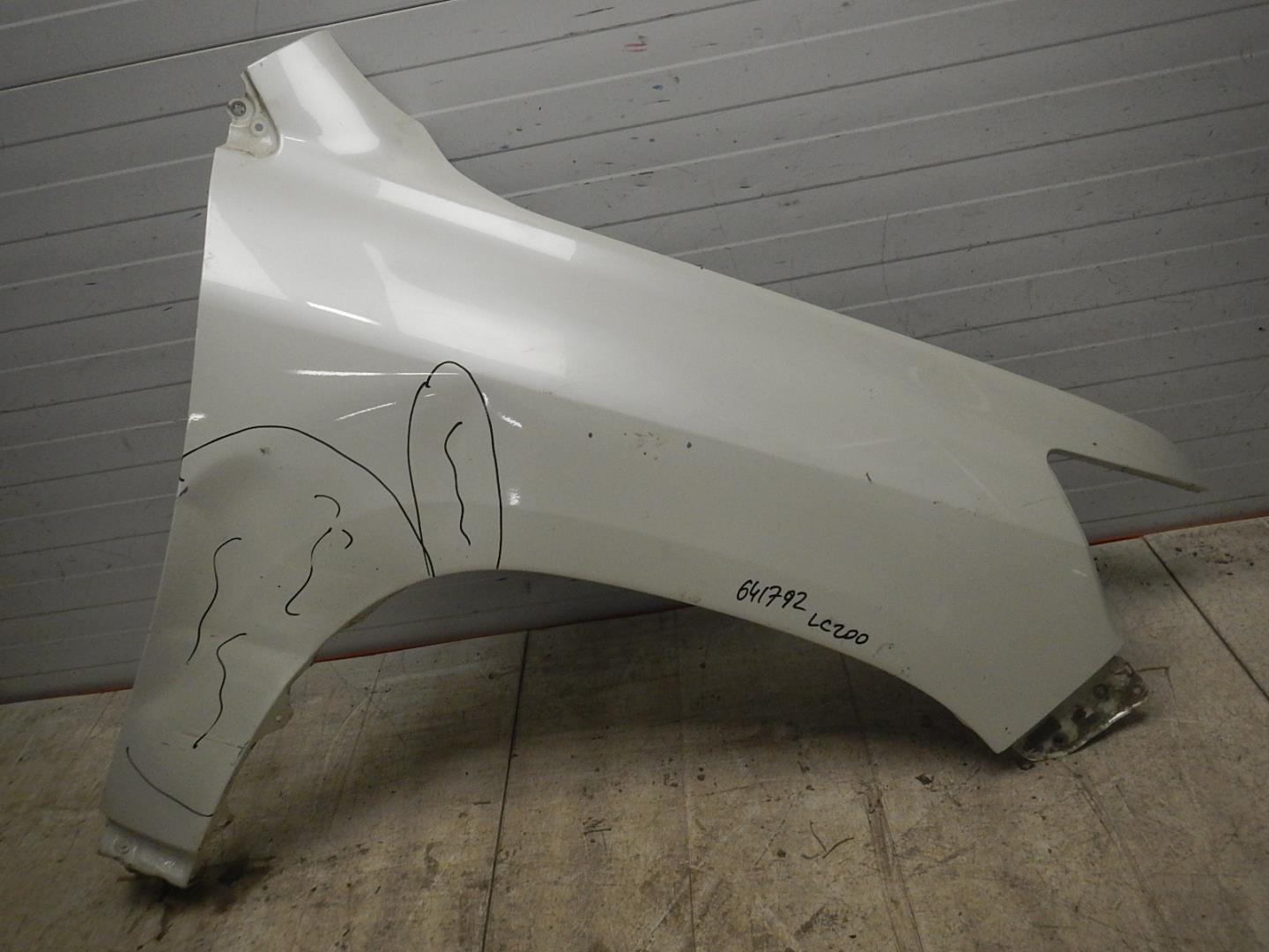 Крыло переднее правое