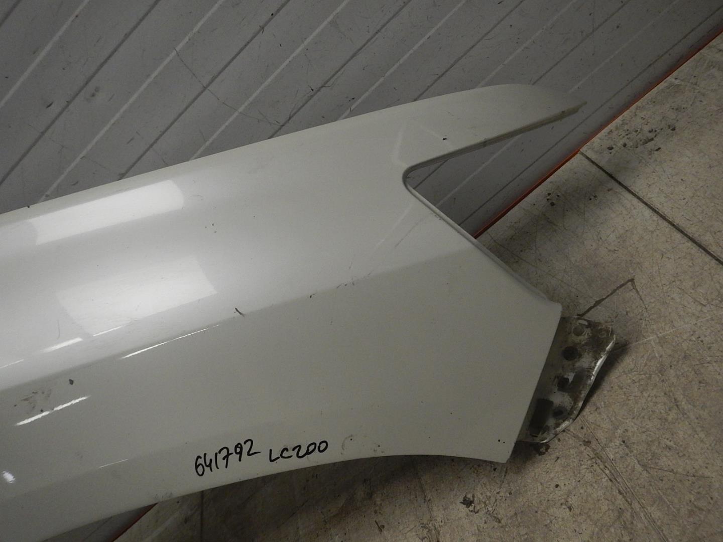 Крыло переднее правое