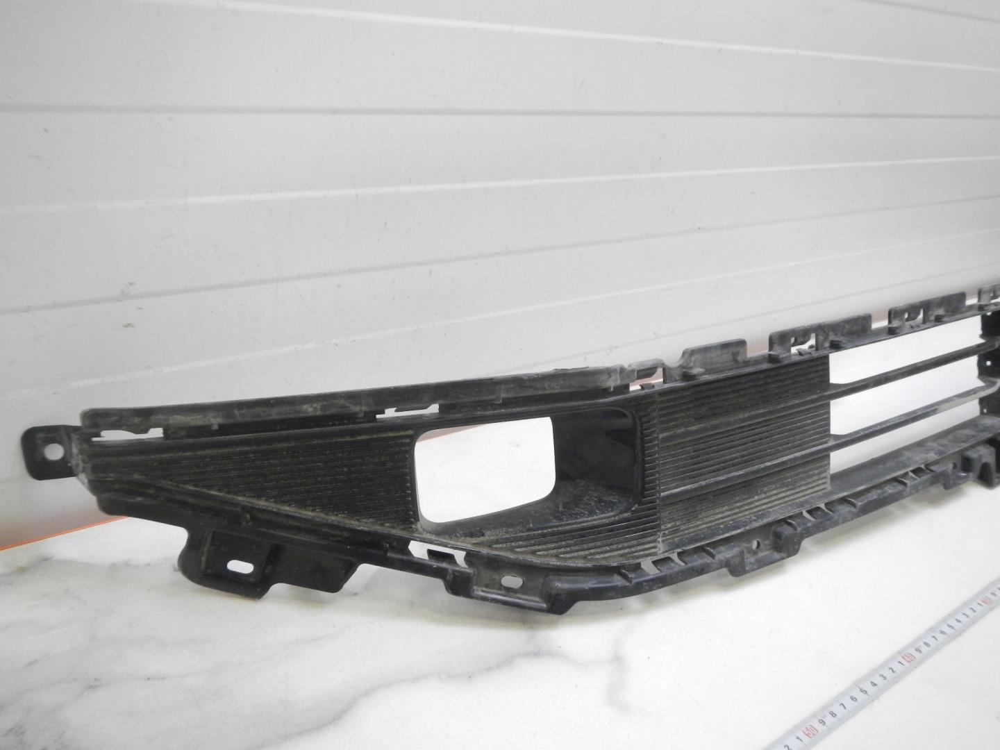 Решетка в бампер центральная