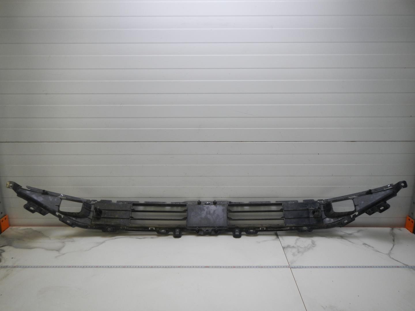 Решетка в бампер центральная