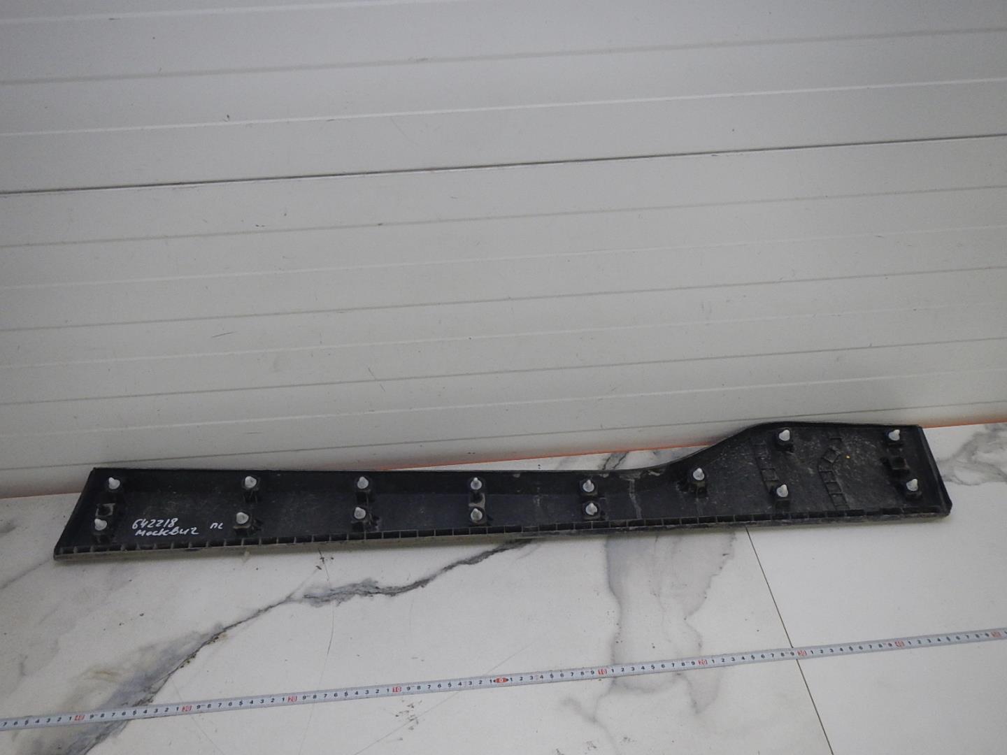 Молдинг передней левой двери