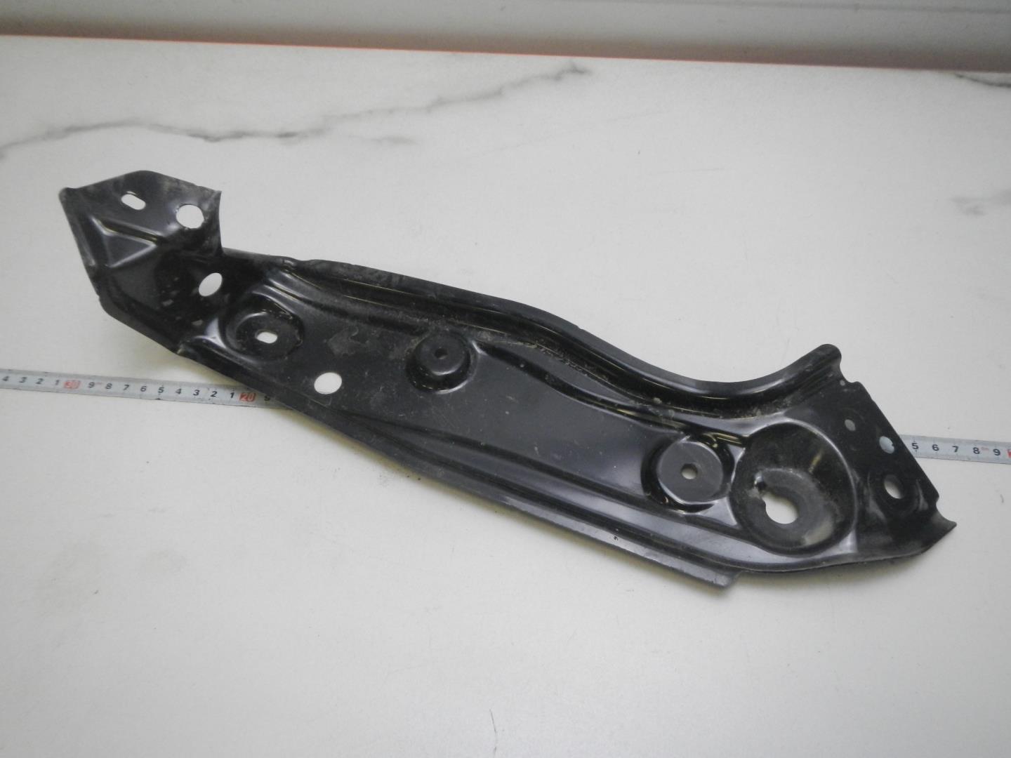 Кронштейн фар левый