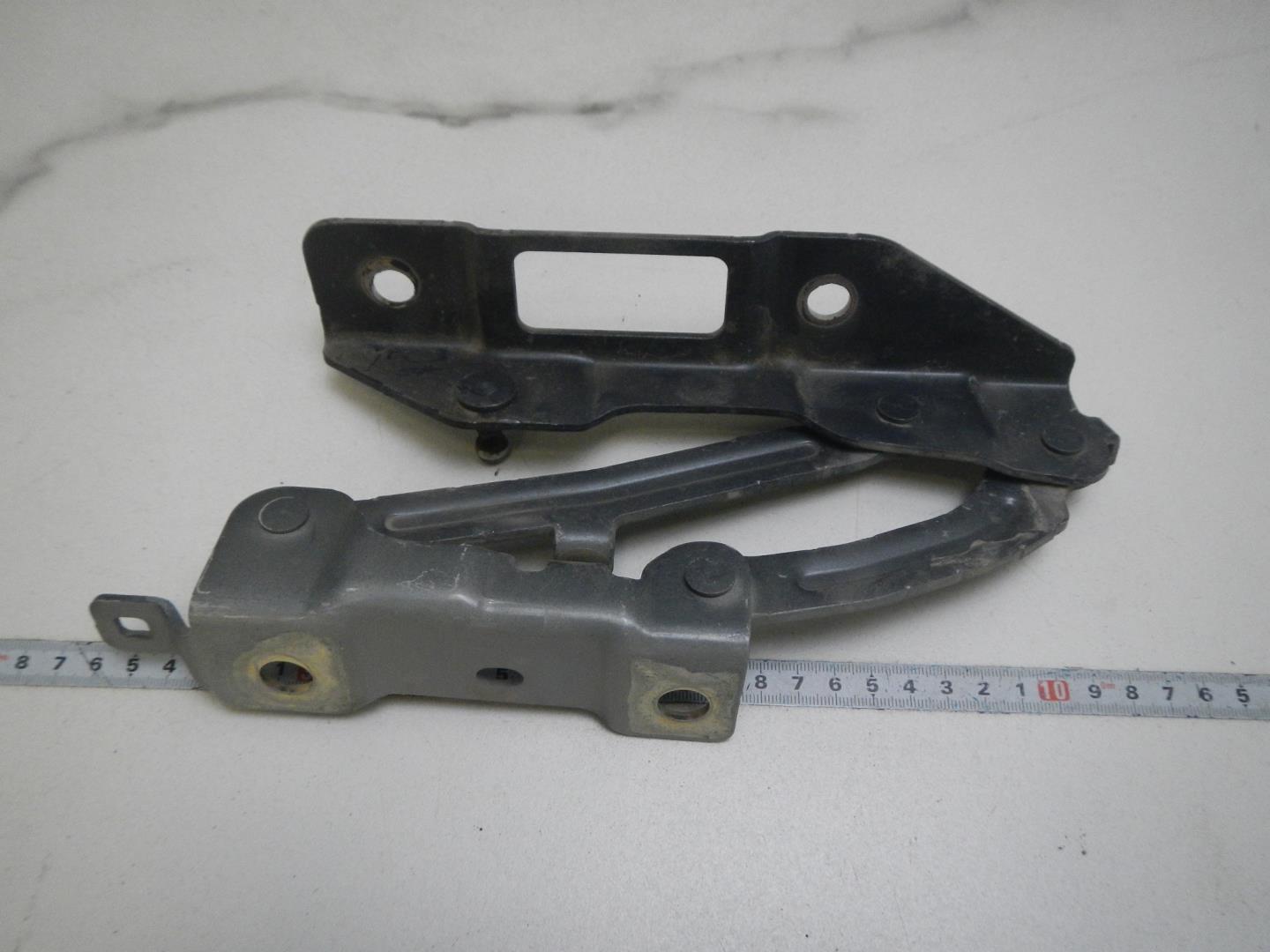 Петля капота правая