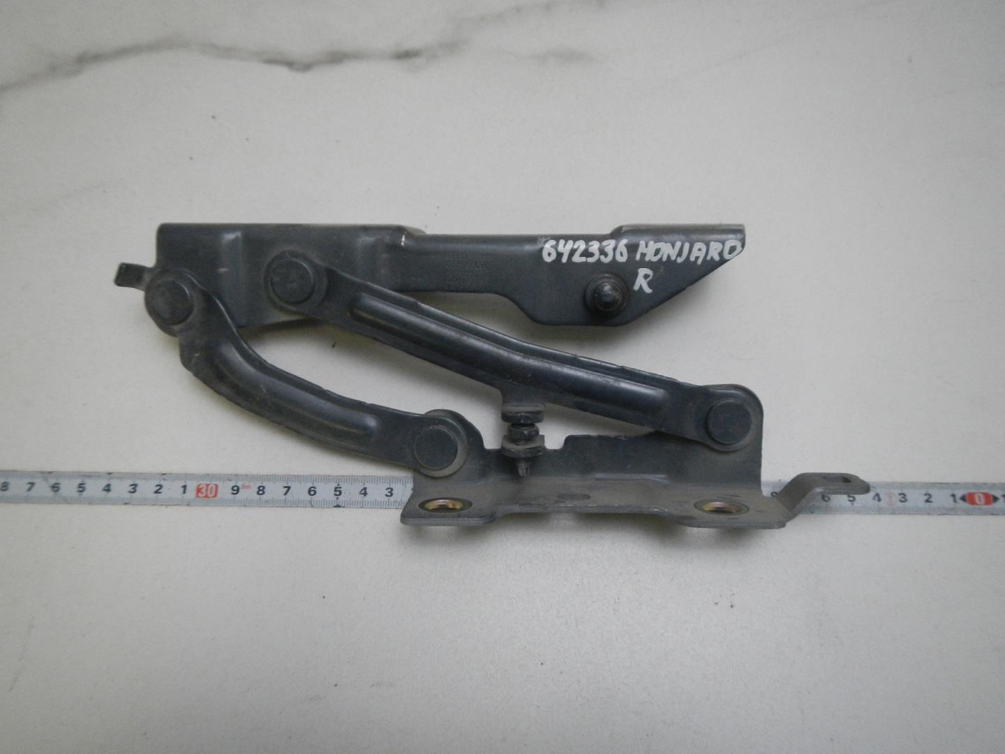 Петля капота правая