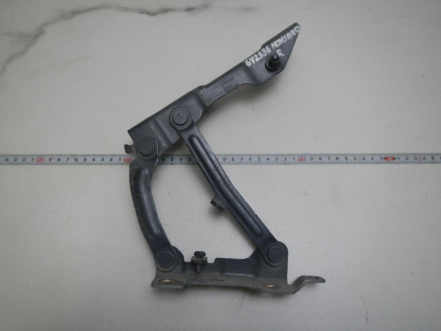 Петля капота правая