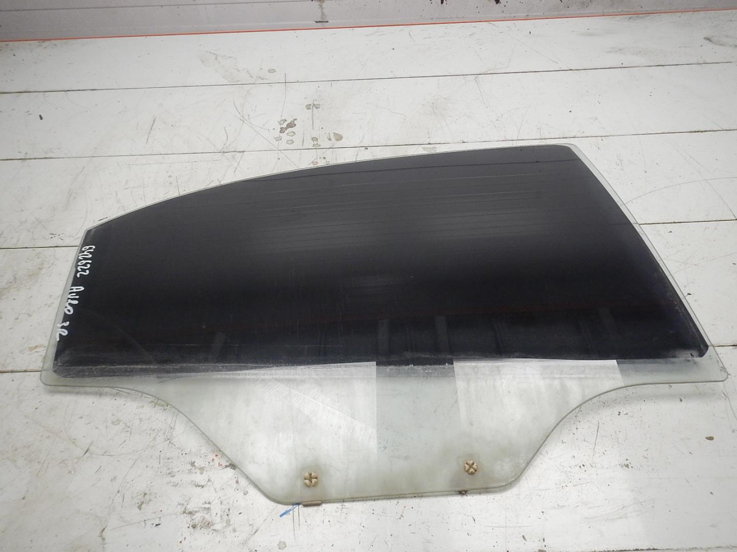 Стекло двери задней правой