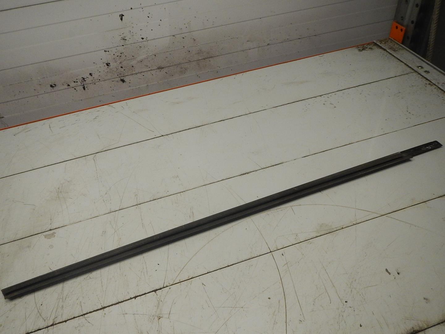 Накладка лобового стекла левая