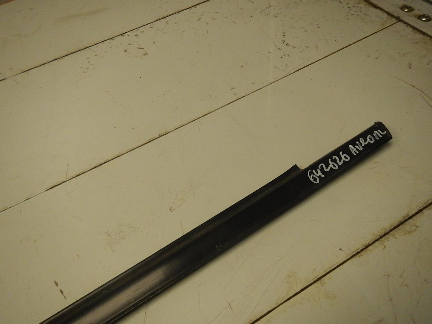 Накладка лобового стекла левая