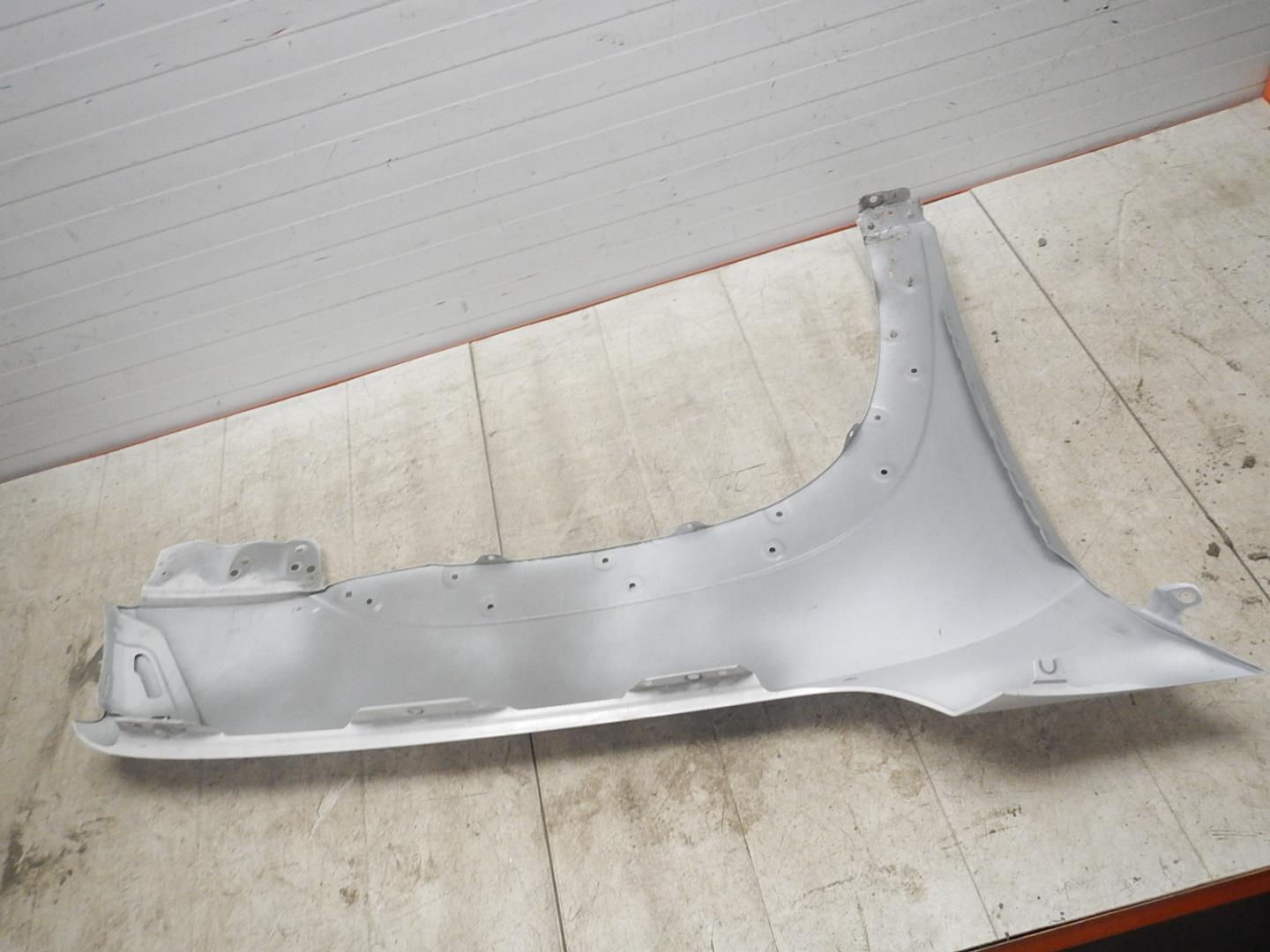 Крыло переднее левое