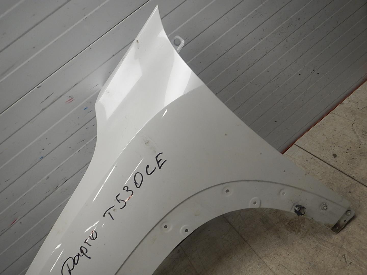 Крыло переднее левое