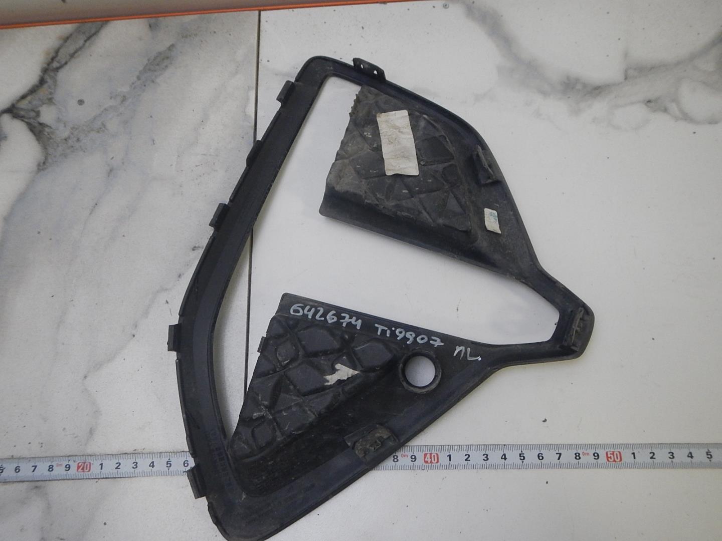 Рамка противотуманной фары левой