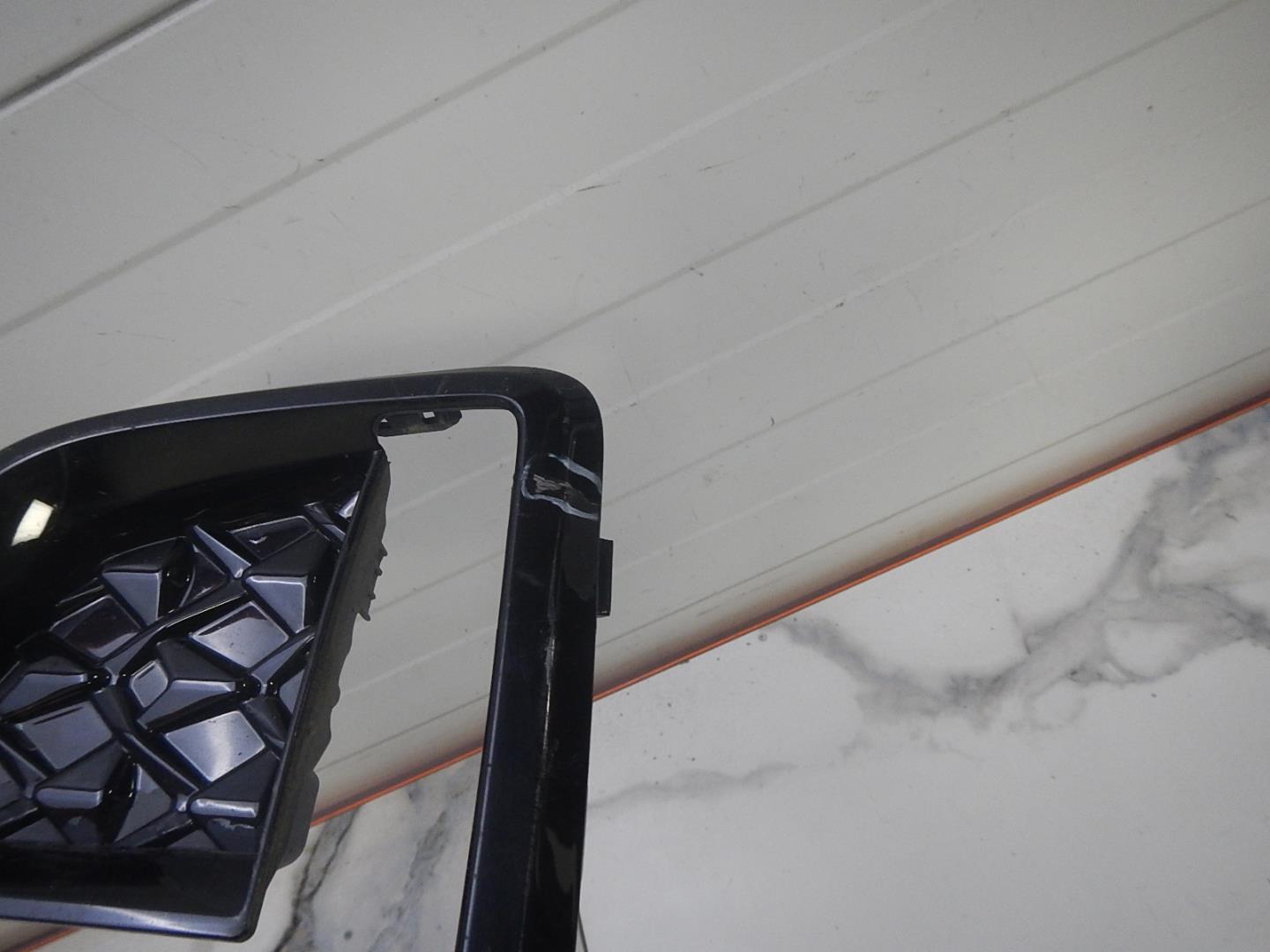 Рамка противотуманной фары левой