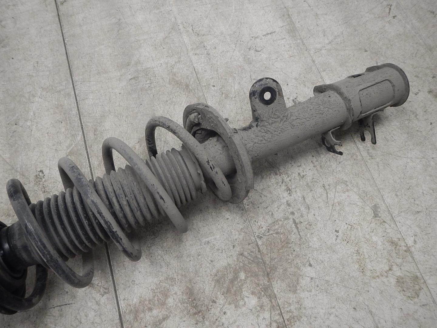 Амортизатор передний правый