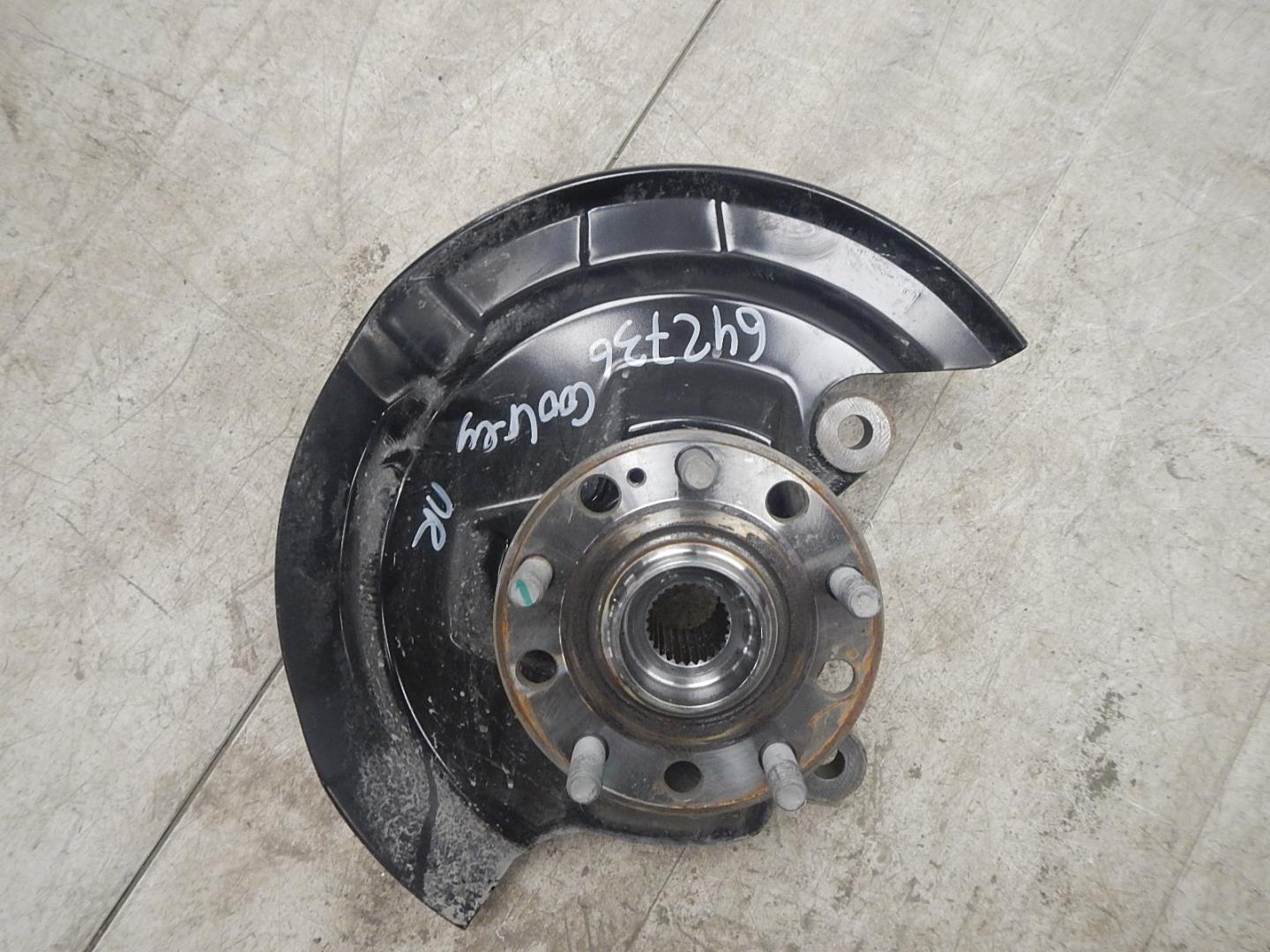 Кулак поворотный передний правый