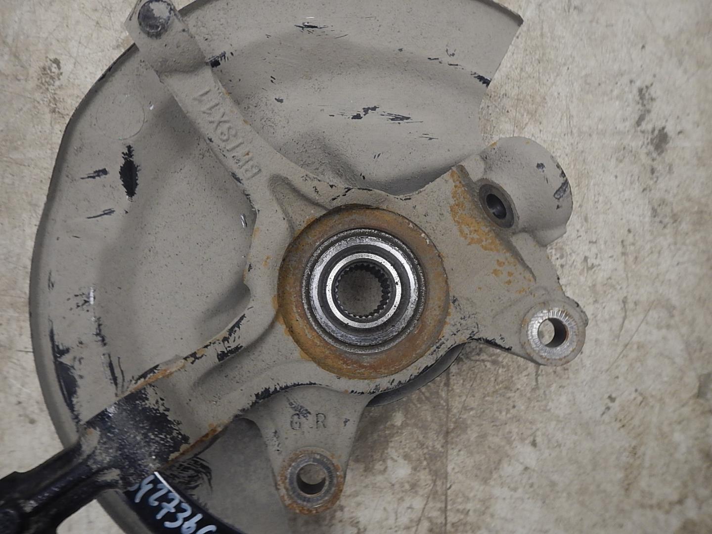 Кулак поворотный передний правый