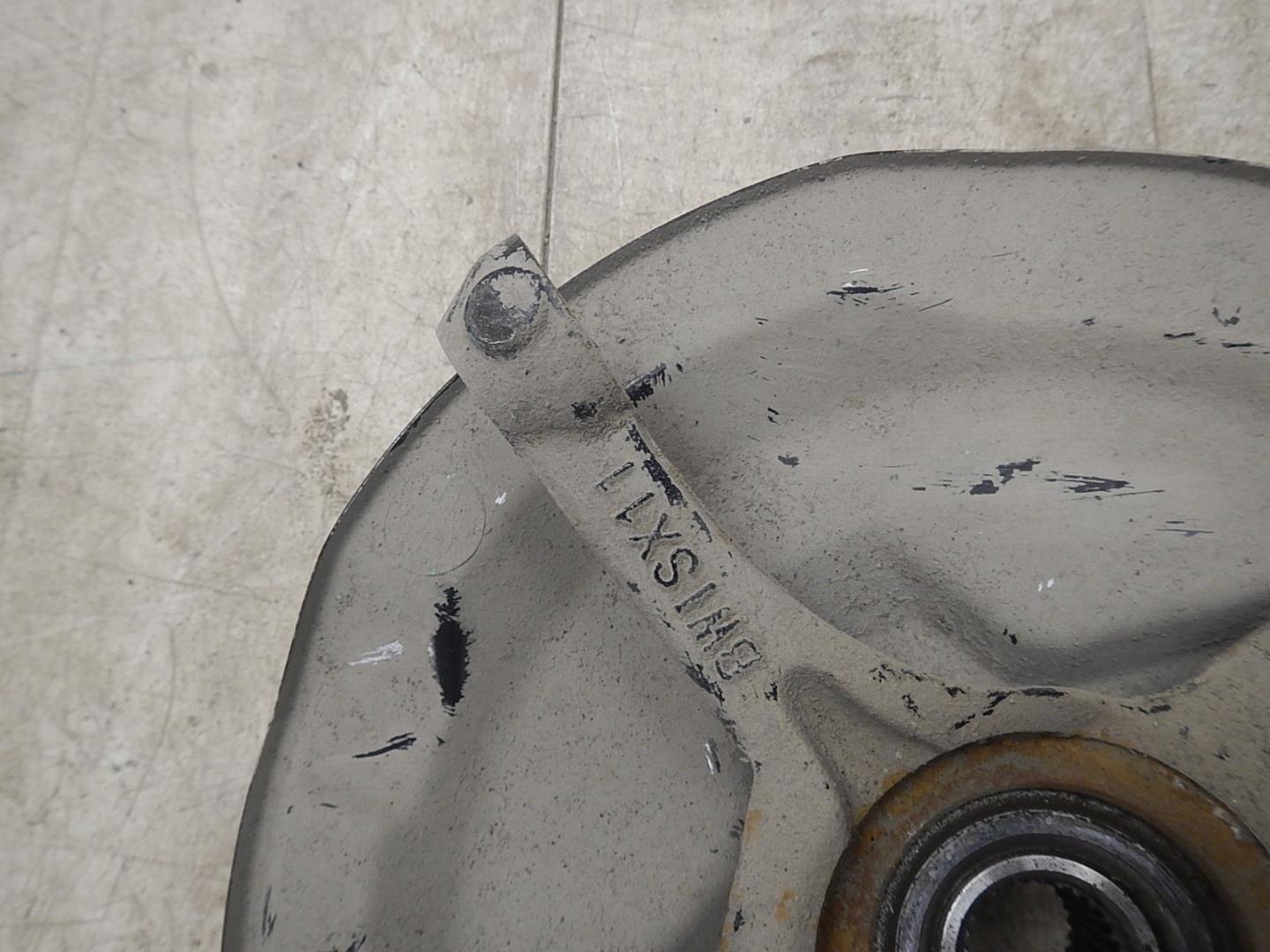 Кулак поворотный передний правый