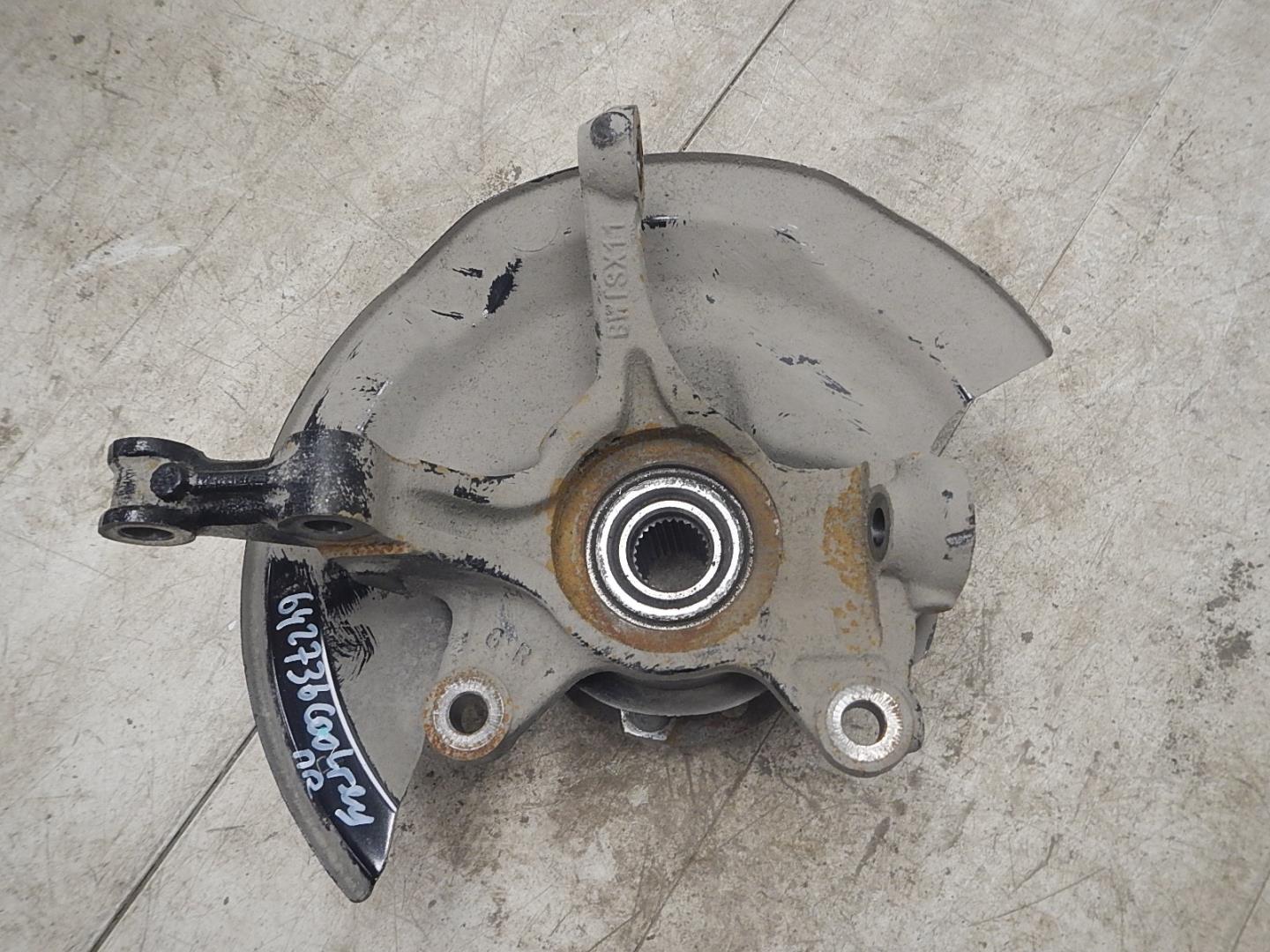 Кулак поворотный передний правый