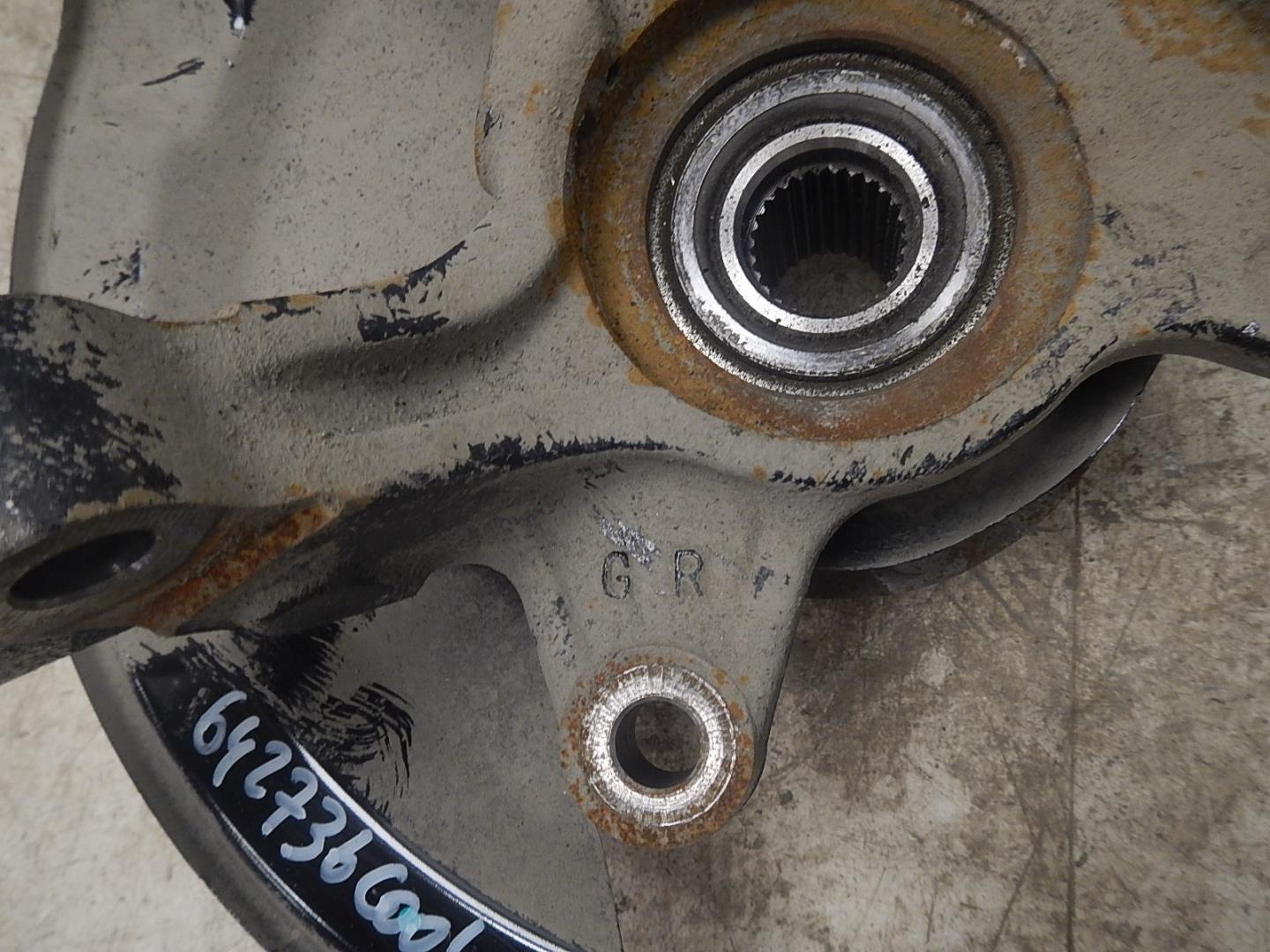 Кулак поворотный передний правый