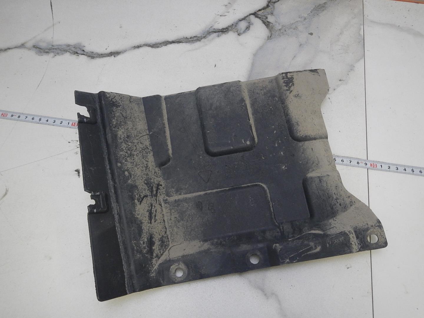 Пыльник двигателя боковой правый