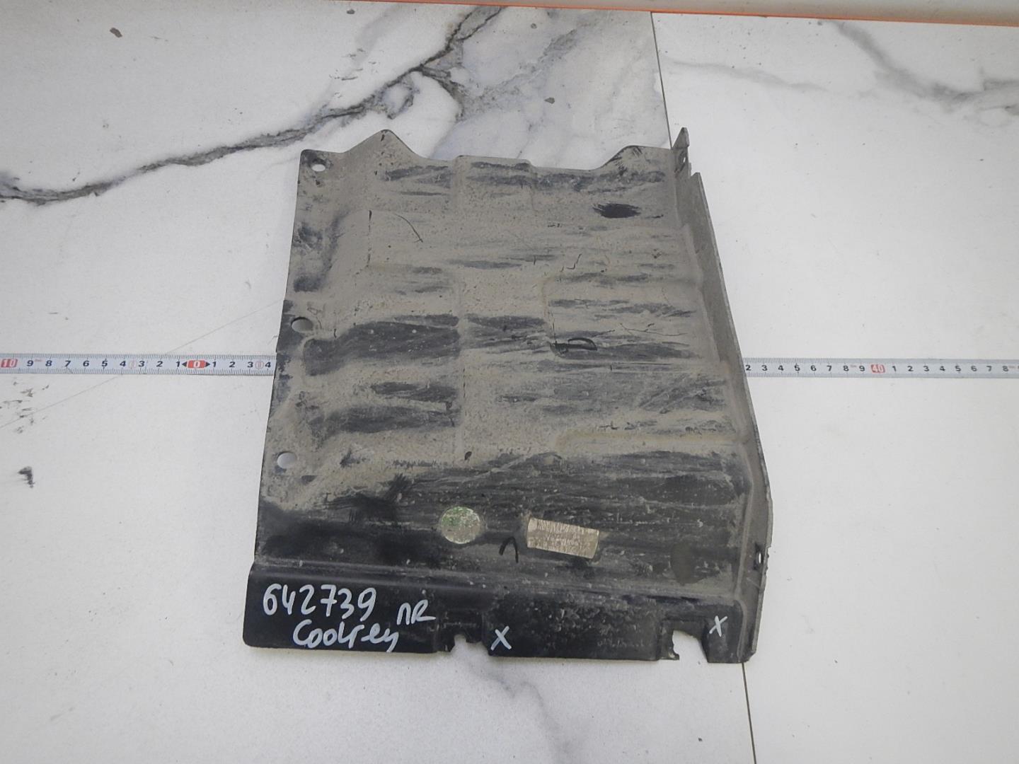 Пыльник двигателя боковой правый