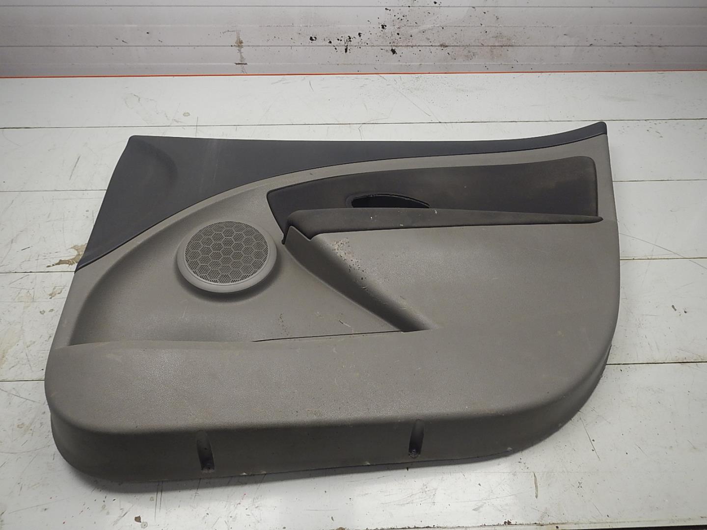 Обшивка двери передней правой