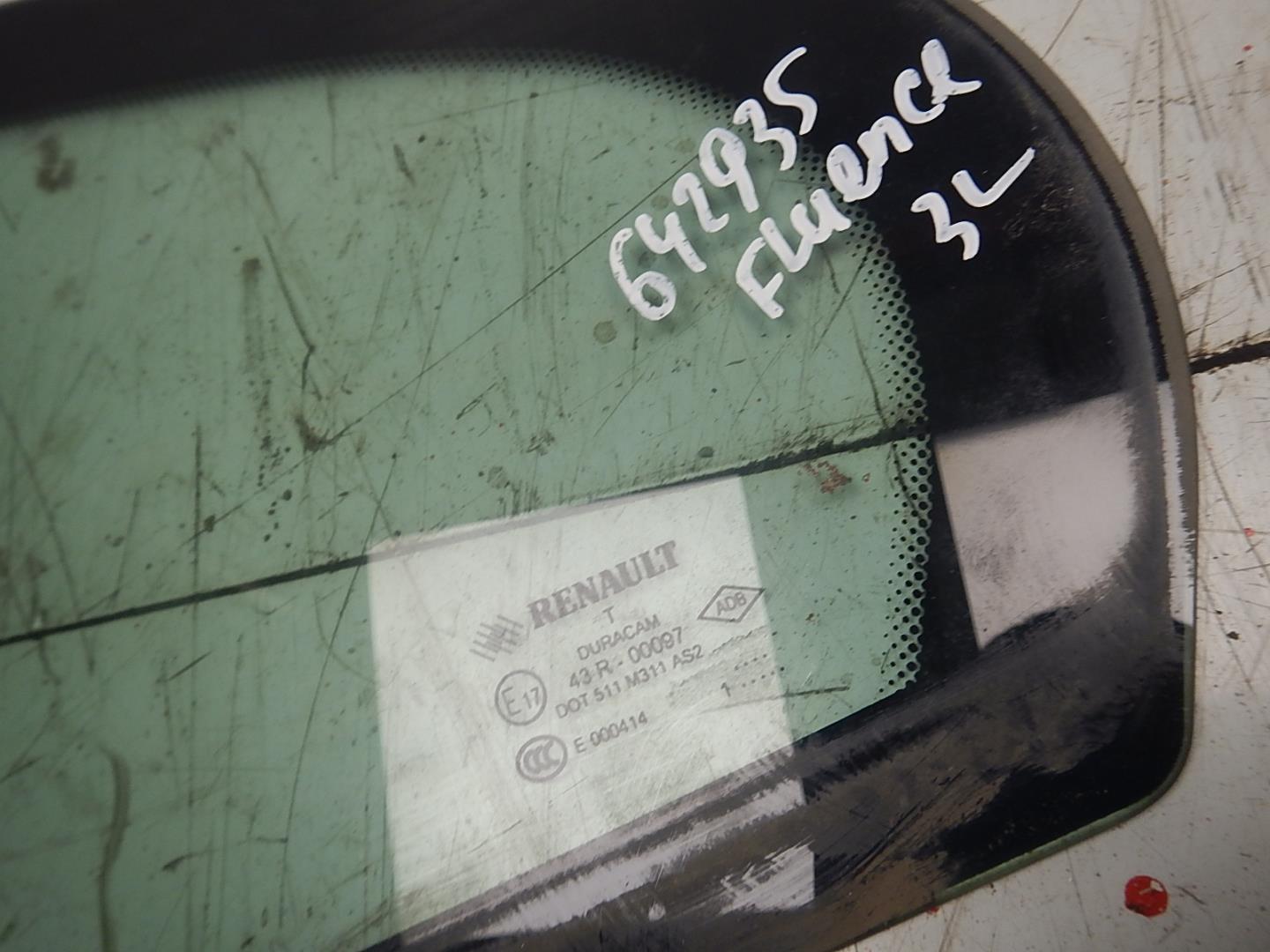 Стекло двери задней левой (форточка)