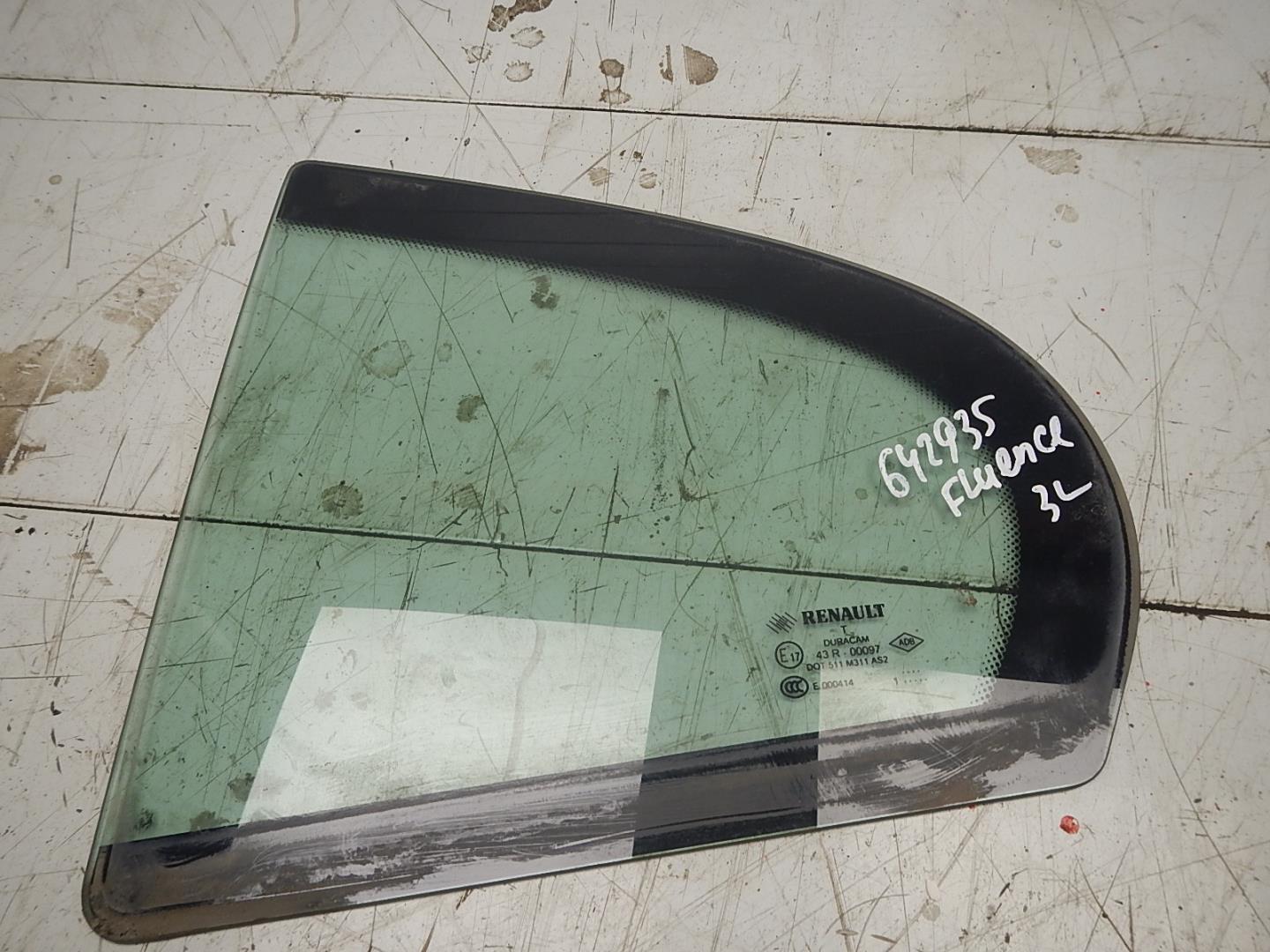 Стекло двери задней левой (форточка)