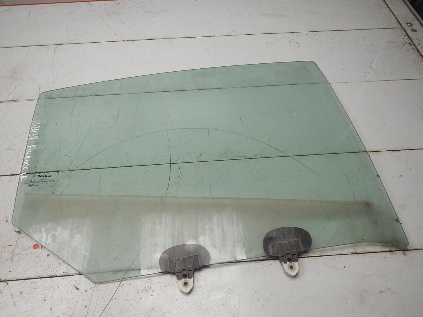 Стекло двери задней правой